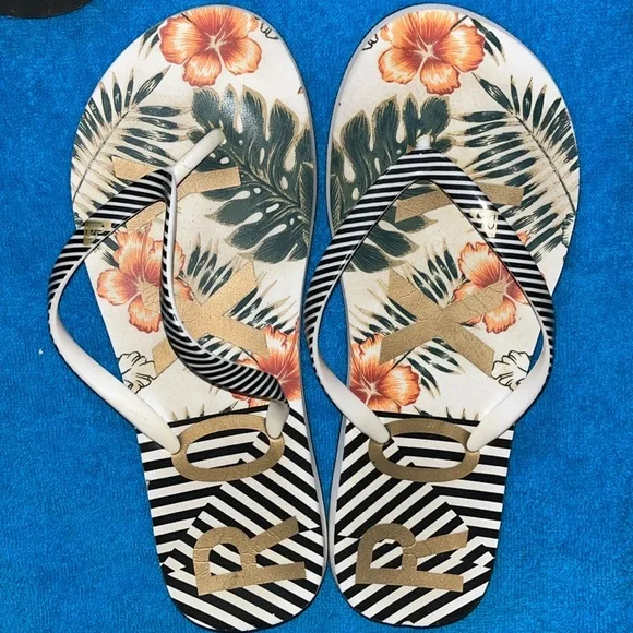 3 Pairs of Roxy Flip Flops - Picture 6 of 7